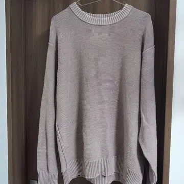 베이지 크루넥 니트 스웨터