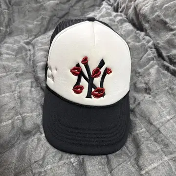 NY 로고 장미 자수 트래커 캡