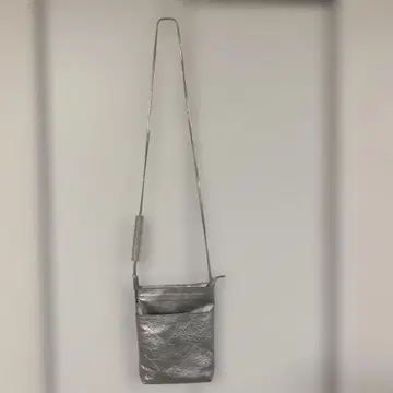 실버 합성 피혁 숄더백
