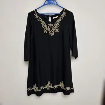 GLASS LINE 블랙 자수 오부 소매 튜닉