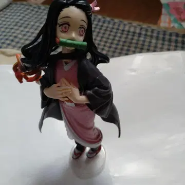 네즈코 피규어 블랙과 핑크 의상