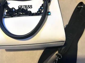 GUESS 숄더백 화이트/블랙