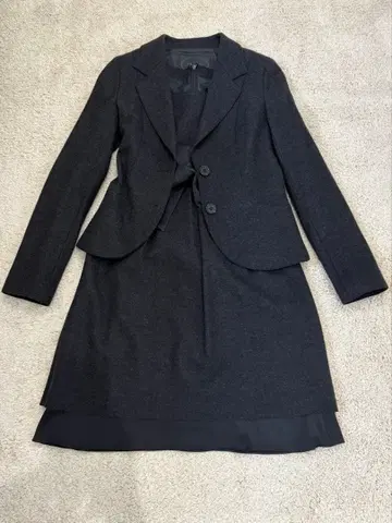 UNTITLED 다크 그레이 자켓과 리본 포함 원피스 셋업