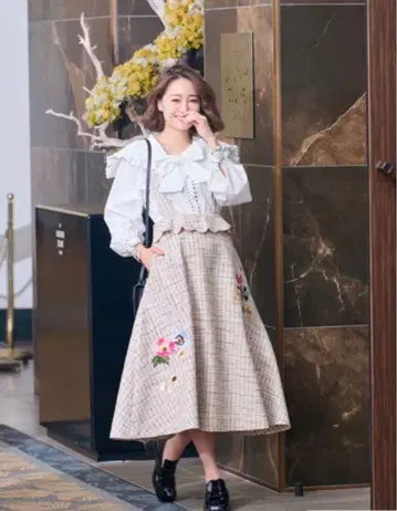 새상품급 체스티 트위드 꽃 자수 플레어 스커트 라메 스모크 핑크