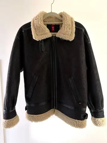 ALPHA M 사이즈 무스탕 코트 블랙과 베이지 그레디 브릴리언트