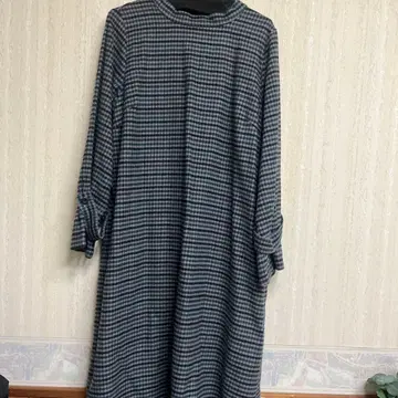 그레이와 파랑의 체크 무늬 원피스