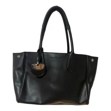 페라가모 블랙 가죽 핸드백