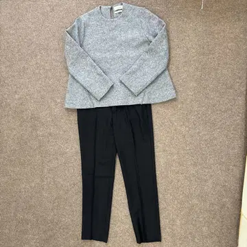 그레이 상의와 블랙 팬츠 세트