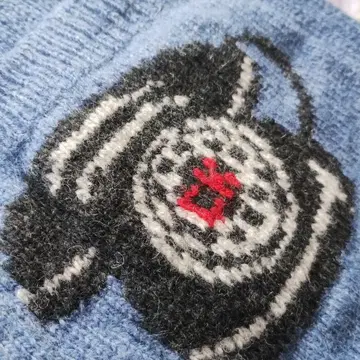 캣 키드스턴 그레이쉬 블루 색상 머플러 전화 자수