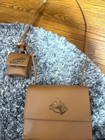 브라운 숄더백 말머리 금장 장식 포함