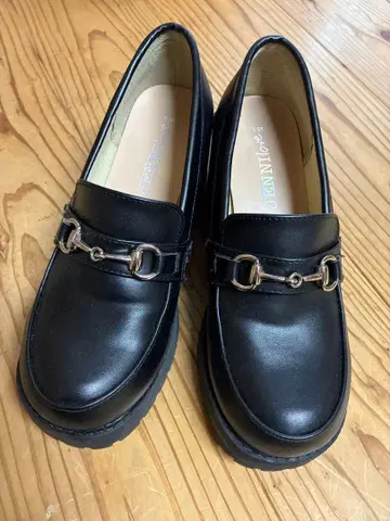 JUNNIE 블랙 로퍼 23cm