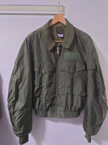 올리브 그린 봄버 자켓