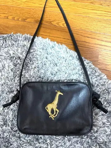 기린 장식의 블랙 숄더백