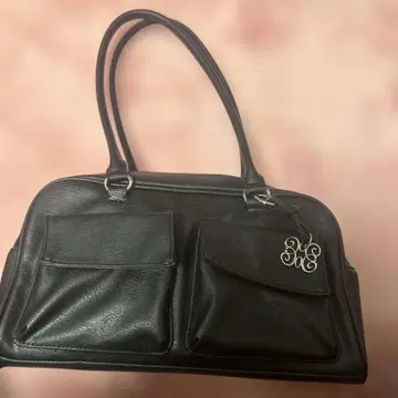 블랙 가죽 핸드백 모노그램 포함