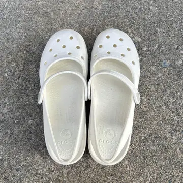 crocs 화이트 스트랩 샌들