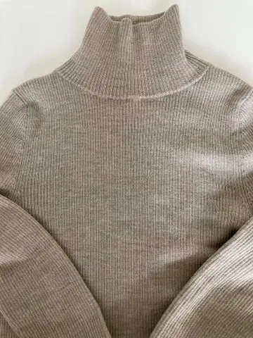 NOBLE 베이지 터틀넥 스웨터