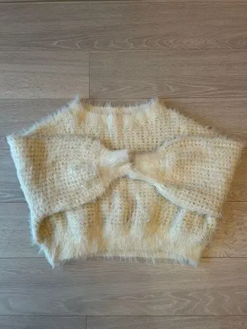 푹신푹신 크림색 크롭 니트