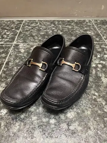 Ferragamo 블랙 가죽 로퍼 금장 장식 포함