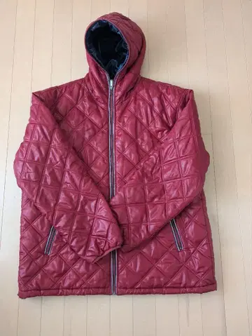 빨간색 후드 부착 다운 자켓