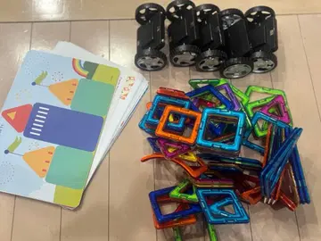 자석 블록과 타이어 세트