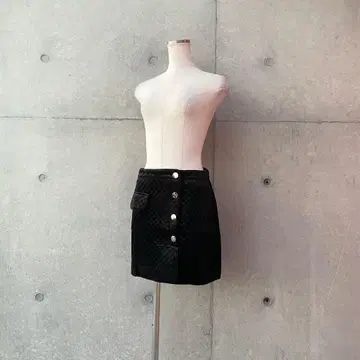 택 포함 새상품 벨로아 퀼팅 골드 버튼 대각선 미니 스커트 S 블랙
