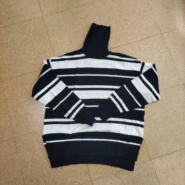 블랙과 화이트 스트라이프 터틀넥 스웨터 새상품