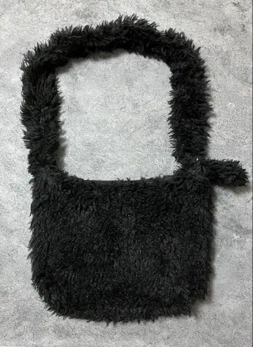 블랙 인조 모피 숄더백