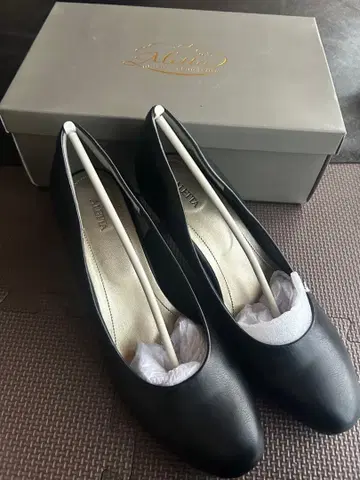 블랙 하이힐 펌프스