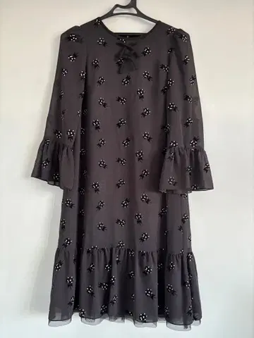 블랙 꽃무늬 자수 플레어 슬리브 원피스
