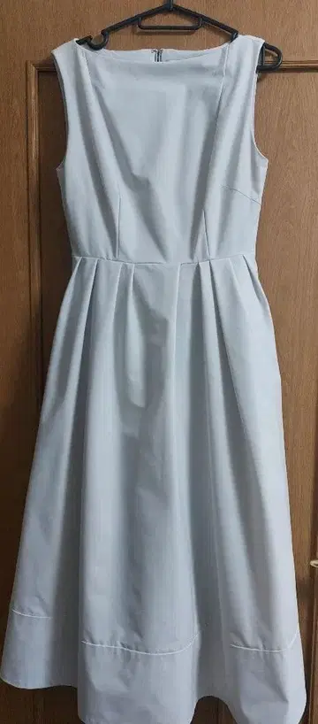 새상품급 CELFORD 랜덤 턱 슬리브리스 플레어 원피스