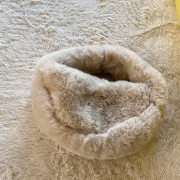 베이지 퍼 원형 (반달) 미니 백