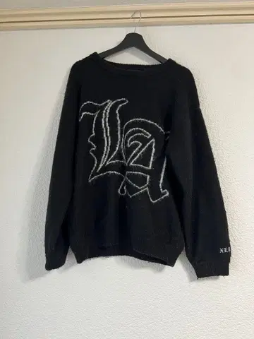 XLARGE LA 로고 블랙 니트 스웨터