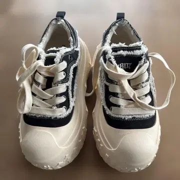 GOTHIC LACE UP 통굽 캔버스 스니커즈