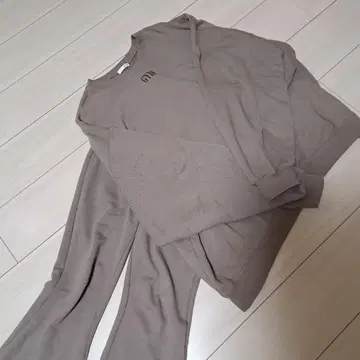 GYDA 토끼 프린트 맨투맨 브라운