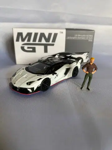 MINI GT Lamborghini Aventador SVJ 1/64