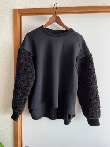 [ 새상품 ] 이소재 콤비 소매 푸들 니트 블랙 트레이닝복