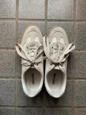 스코치 화이트 스니커즈