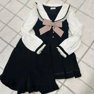 리본 포함 블랙과 화이트 셋업