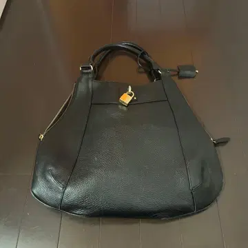 HAMANO 블랙 가죽 락 장식 핸드백