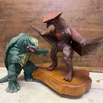 가메라 대 가이오스 피규어