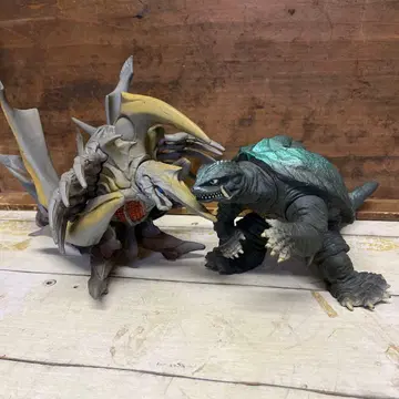 가메라 2 대 레기온 소프트 비닐 피규어