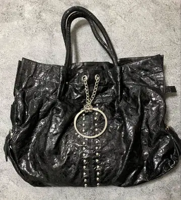 스터드 장식 블랙 핸드백