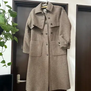 GU 체크 무늬 롱 코트 베이지 계열