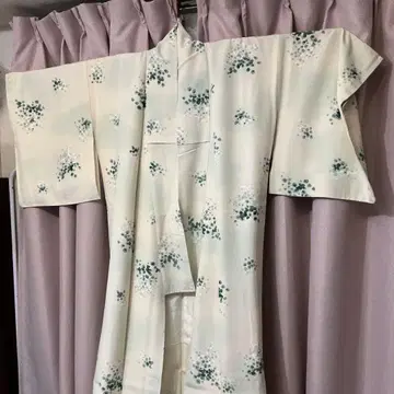 크림 그린 추상 도트 코몬