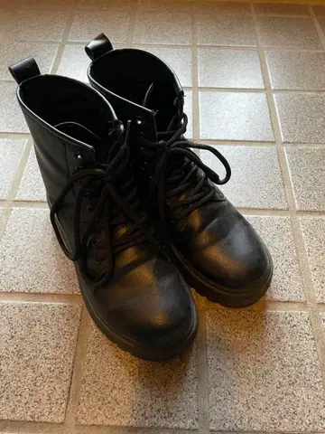 블랙 레이스업 부츠