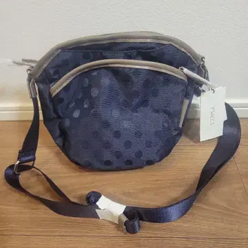 미사용 새상품 네이비 도트 무늬 숄더백 이자크 바디백 네이비