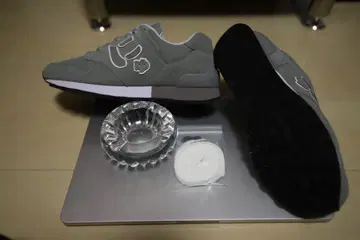 그레이 스웨이드 스니커즈