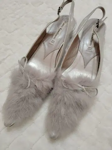 퍼가 달린 슬링백 펌프스