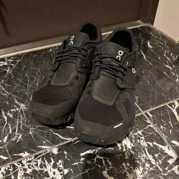 on 블랙 스니커즈 클라우드5