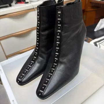 스터드 장식 블랙 가죽 앵클부츠